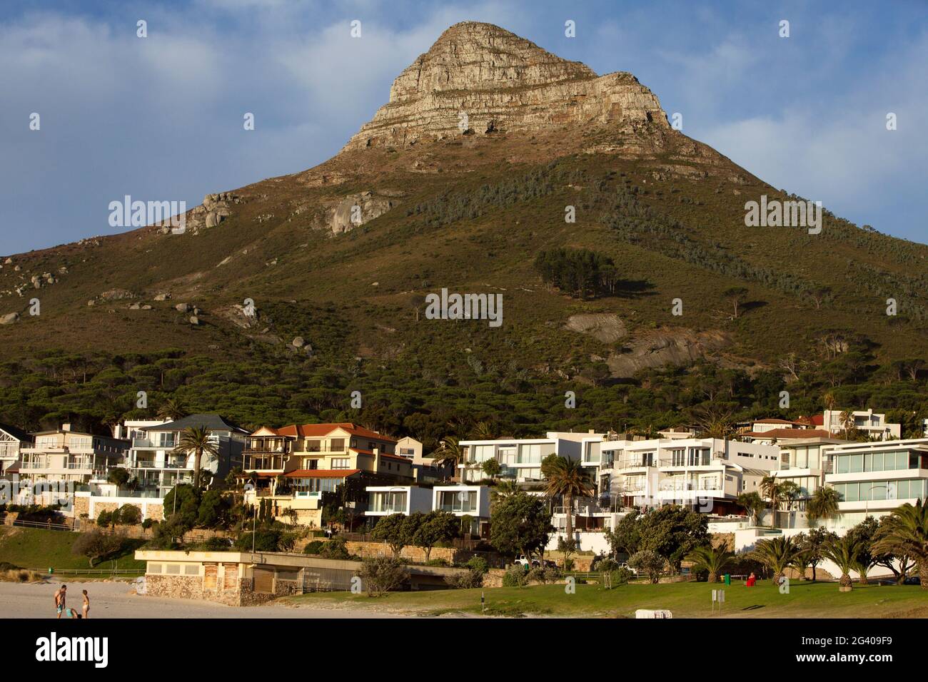 SOUTH AFRICA. WESTERN CAPE. CAPE PENINSULA. CAMPS BAY BEACH IN FRONT OF ATLANTIC OCEAN, AT THE BOTTOM OF THE TWELVE APOSTLES MOUNTAIN Stock Photo