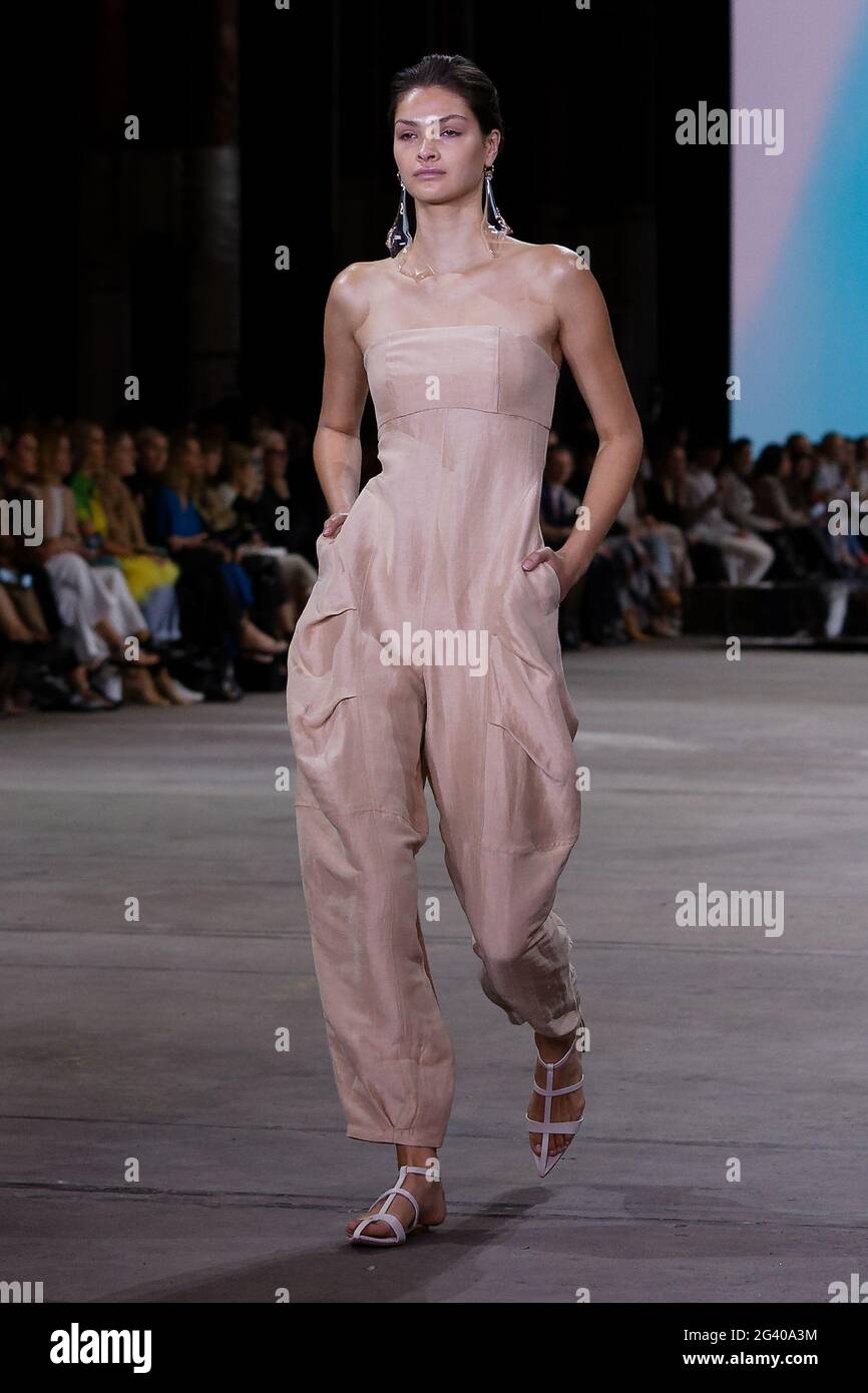 slag solsikke elektropositive A model walks the runway during the Ginger & Smart show during the Afterpay Australian  Fashion Week Resort 2022 Collections at Carriageworks on June 1 Stock Photo  - Alamy