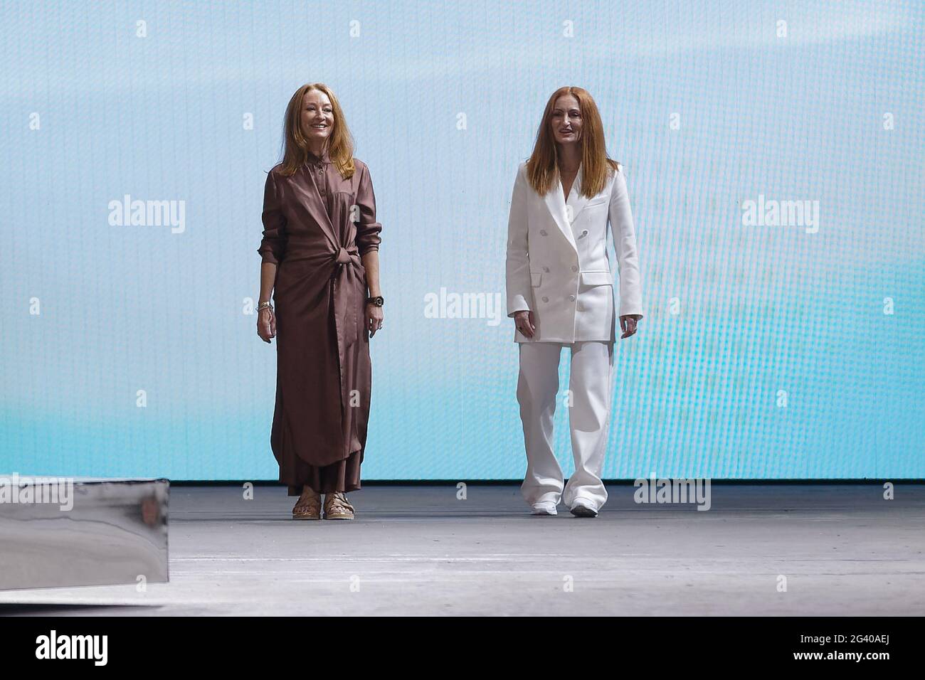 Designers Alexandra Smart and Genevieve Smart thanks the audience following the Ginger & Smart show during the Afterpay Australian Fashion Week Resort Stock Photo