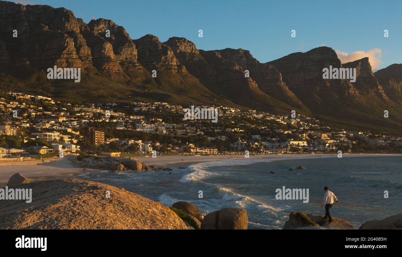 SOUTH AFRICA. WESTERN CAPE. CAPE PENINSULA. CAMPS BAY SEASIDE RESORT IN FRONT OF THE ATLANTIC OCEAN, AT THE FOOT OF THE TWELVE APOSTLES MOUNTAIN Stock Photo