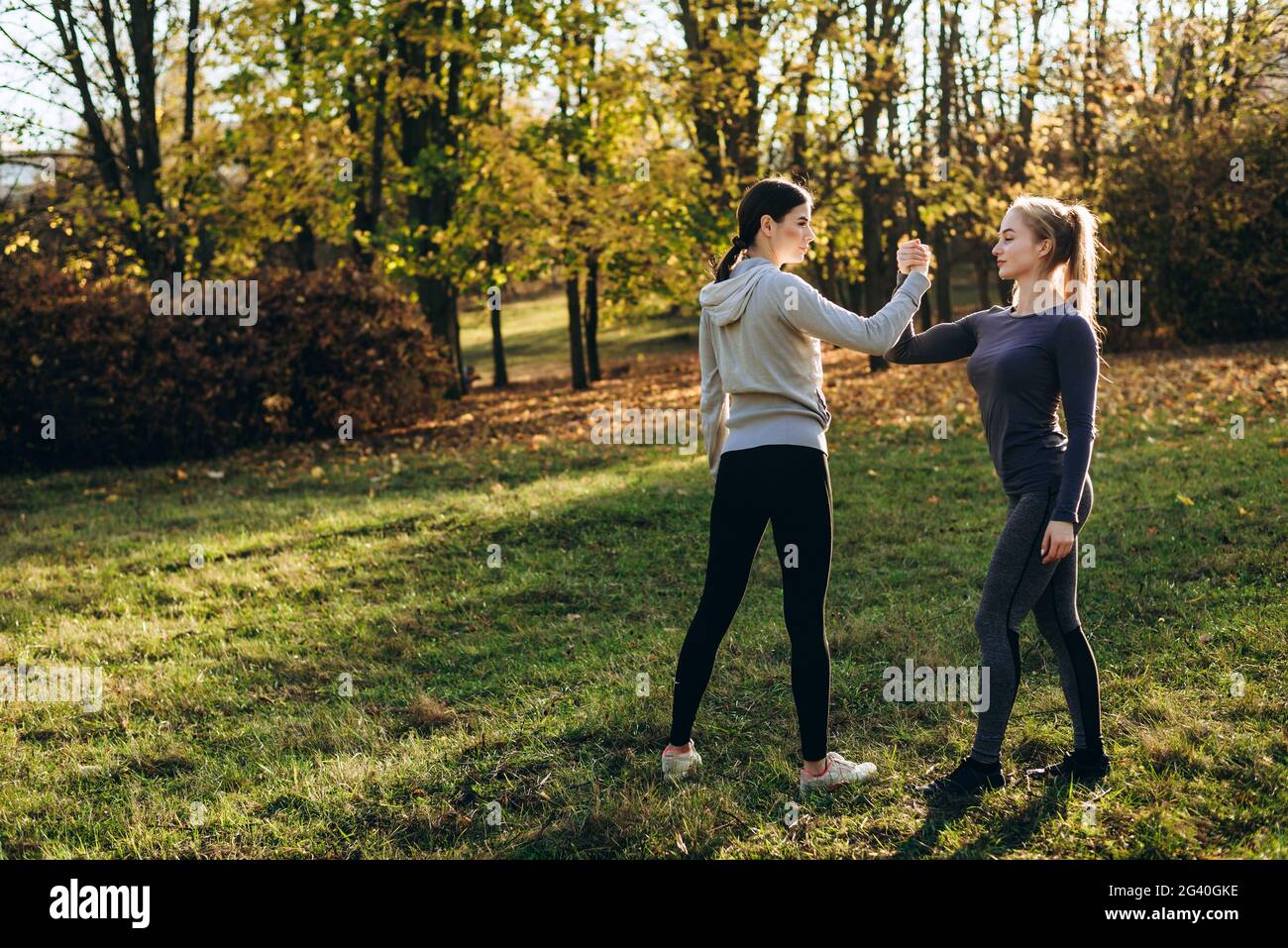 Two girls holding hands hi-res stock photography and images - Alamy