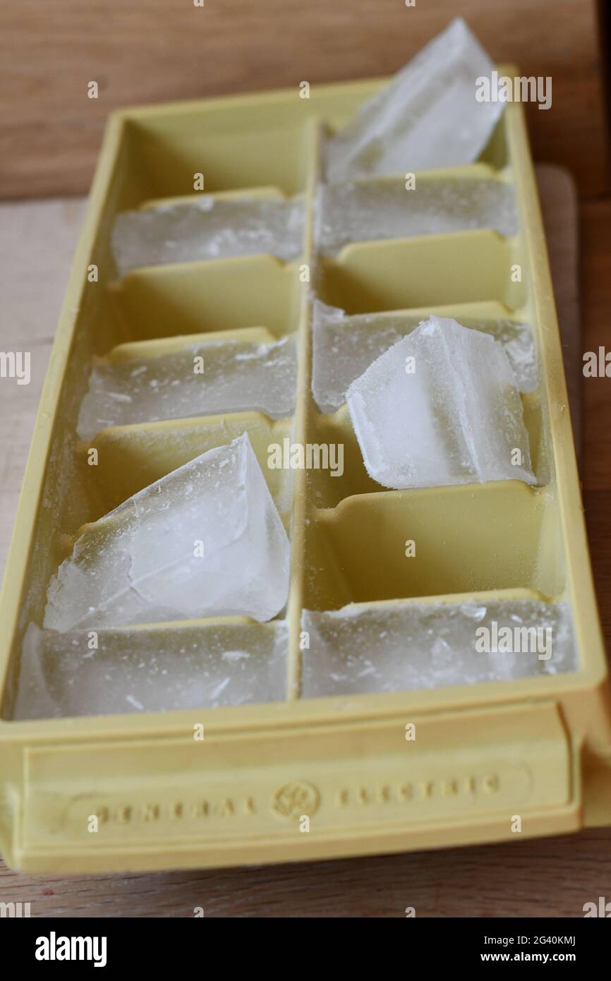 https://c8.alamy.com/comp/2G40KMJ/an-ice-cube-tray-just-taken-from-the-freezer-with-ice-cubes-partially-out-of-their-container-sat-on-a-kitchen-work-surface-2G40KMJ.jpg