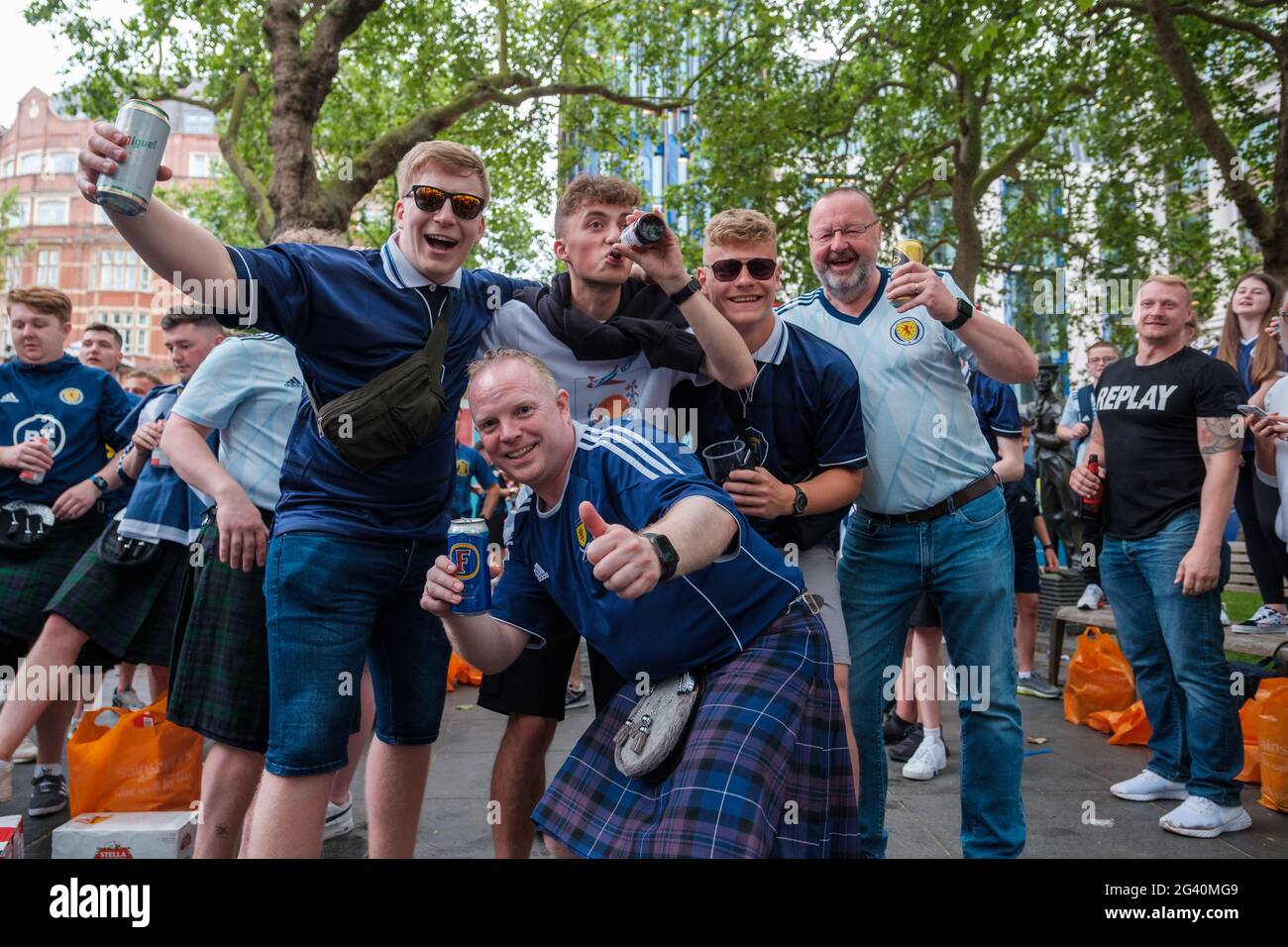 scottish-fans-the-tartan-army-came-down-to-london-to-support-their