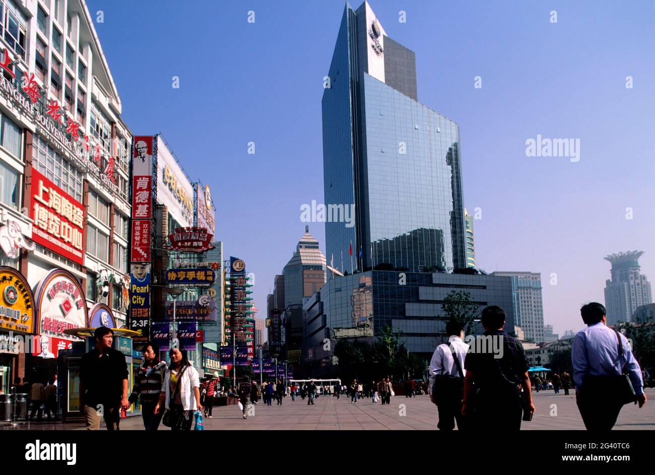 CHINA, SHANGHAI, NANKIN STREET, ONE OF THE MOST ACTIVE OF THE CITY Stock Photo