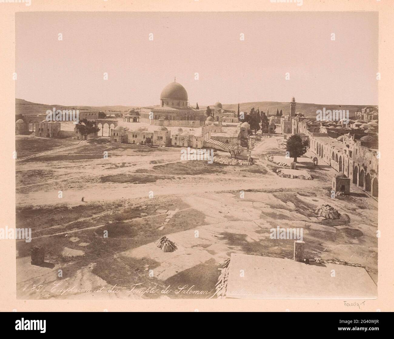 Emplacement of the temple of Salomon with the rock dome in the background;  Emplacement du Temple de Salomon Jerusalem. Part of travel album with  photos of Jerusalem and other biblical places Stock