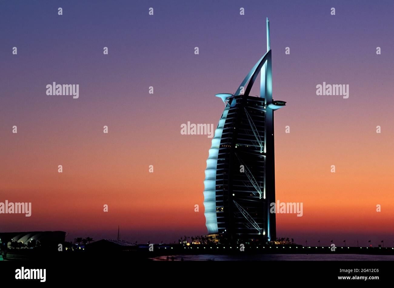 EMIRATES (UNITED ARAB EMIRATES) DUBAI. BURJ AL ARAB TOWER, (321M) ONE OF THE HIGHEST AND LUXURIOUS HOTEL IN THE WORLD. Stock Photo