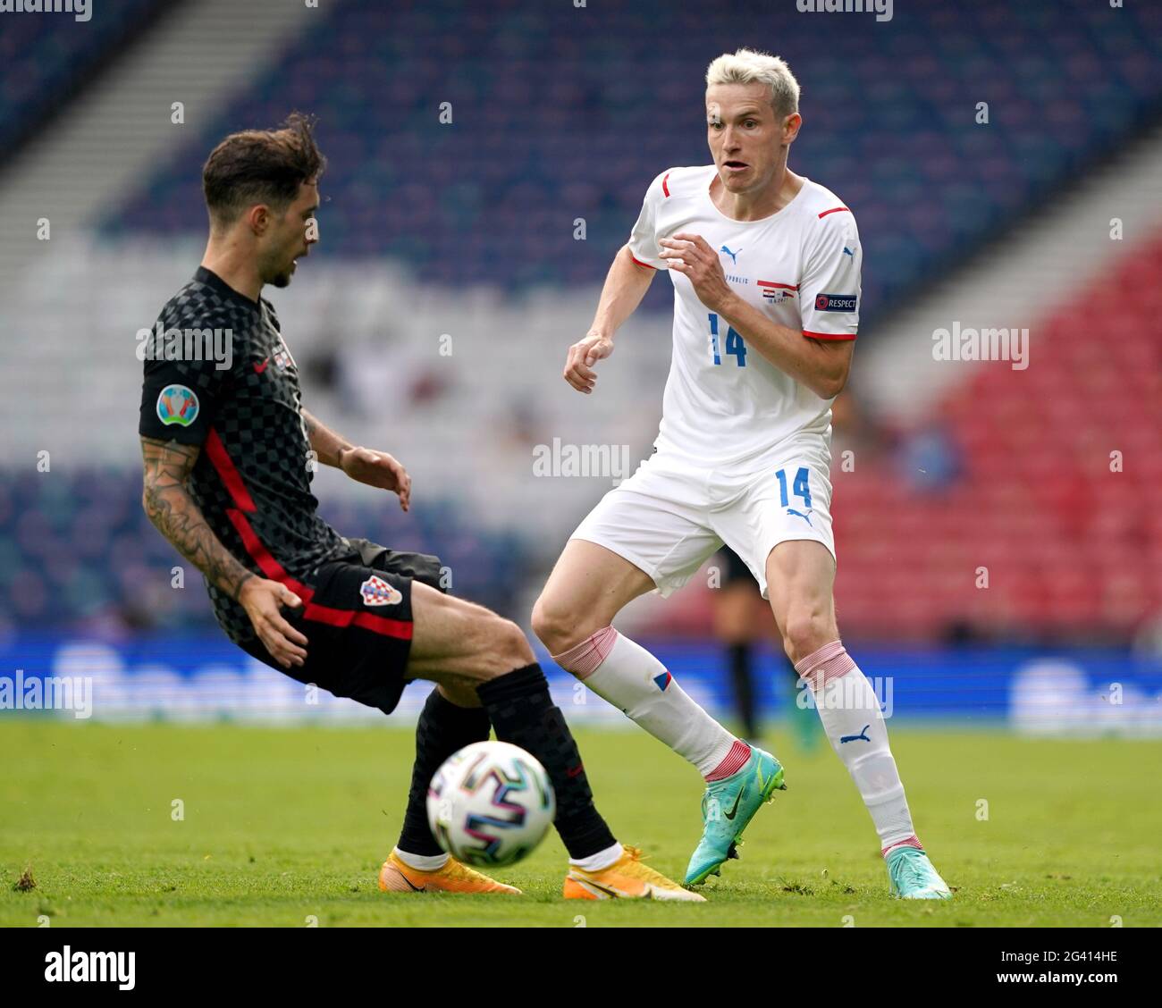 Croatia's Sime Vrsaljko (left) and Czech Republic's Jakub Jankto battle for the ball during the UEFA Euro 2020 Group D match at Hampden Park, Glasgow. Picture date: Friday June 18, 2021. Stock Photo