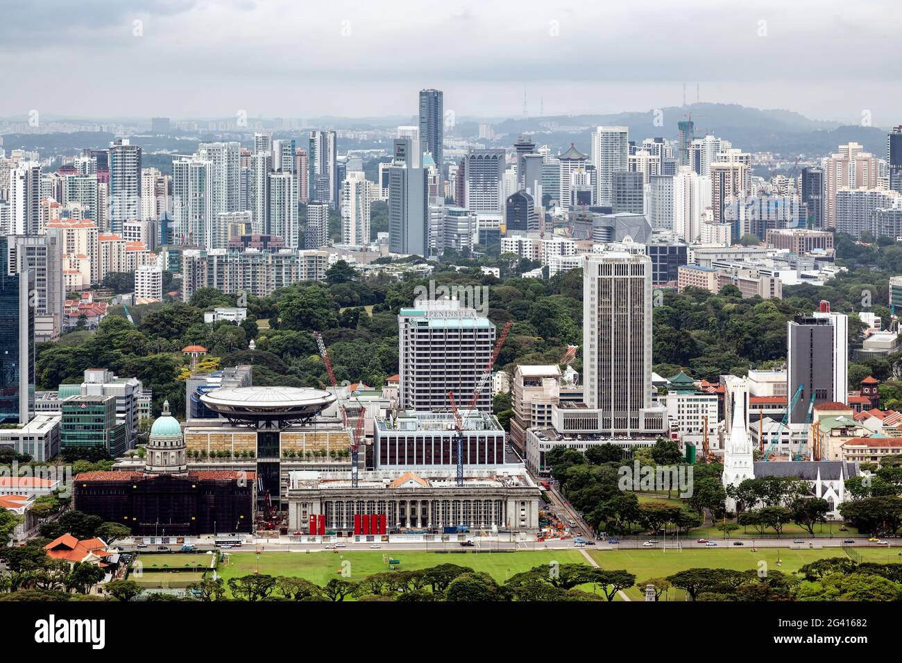 Singapore skyline clouds hi-res stock photography and images - Alamy