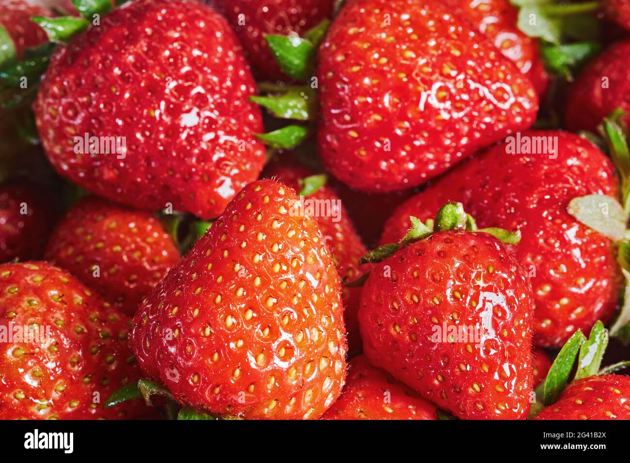 Fresh ripe strawberries background closeup Stock Photo - Alamy