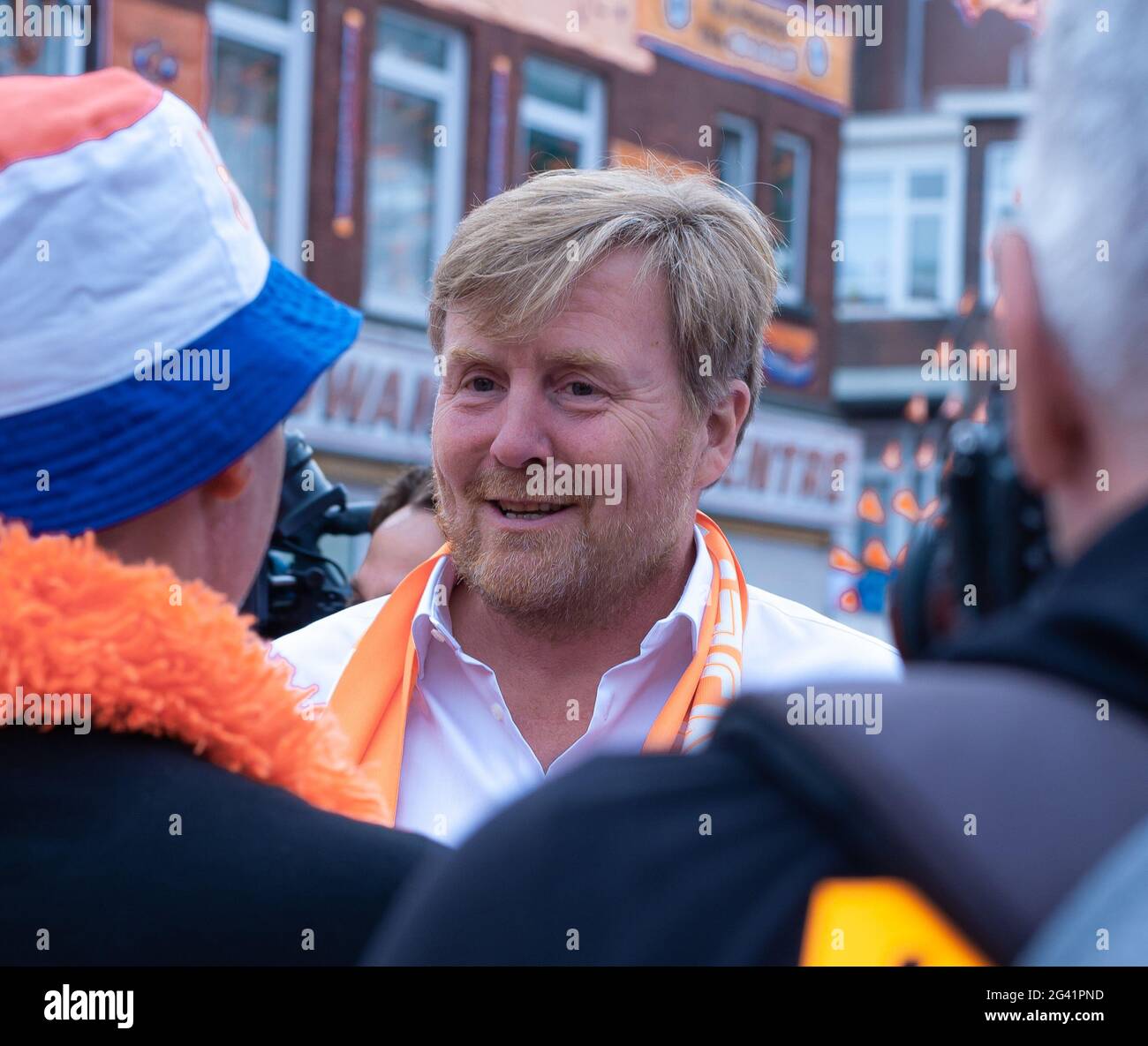 Oranjestraat, Marktweg, The Hague, The Netherlands. Thursday 17th June, 2021. H.R.H King Willem-Alexander of The Netherlands, paid an impromptu visit to the resident of Marktweg; temporally named ‘Oranjestraat - Orange Street' having been recently nominated the winner of: ‘The Most Beautiful Street in The Netherlands'. The King's visit caused quite a commotion, as H.R.H, arrived just prior to the start Holland's next round in ‘The European Championship Cup 2020. His R.H. took a brief (100 meter) walk and chatted to local residents, and ended his brief visit to a corner house, that welcomed fa Stock Photo
