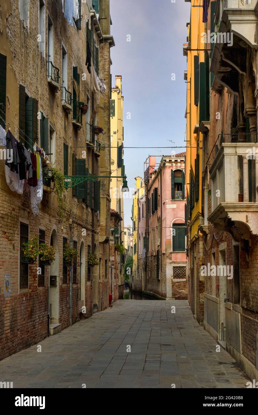 Venice alleyways hi-res stock photography and images - Alamy
