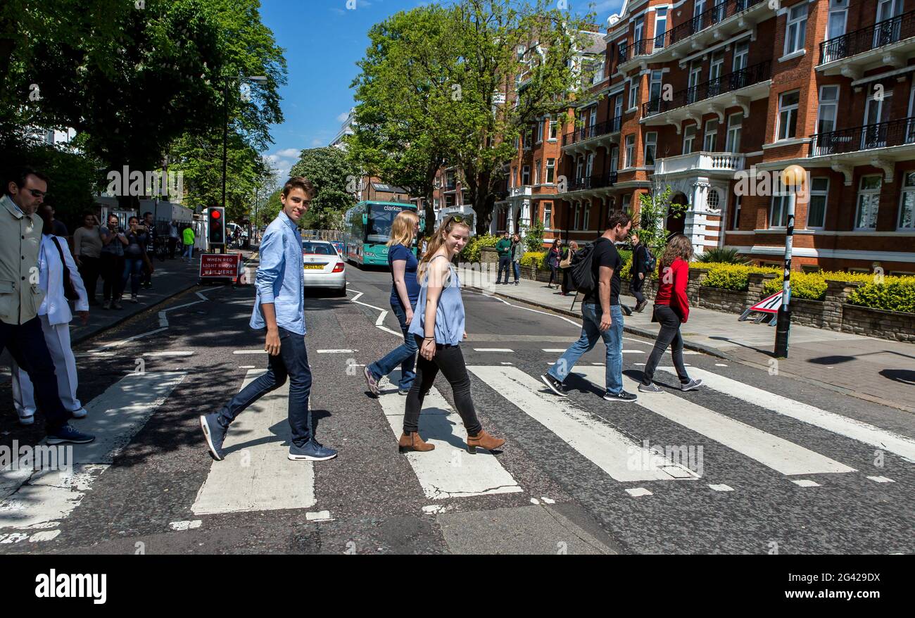 UNITED KINGDOM. ENGLAND. LONDON. ABBEY ROAD. CROSSWALK THAT ILLUSTRATES THE COVER OF THE LAST ALBUM OF THE FAB FOUR (THIS IS THE ONLY NATIONALLY RANKE Stock Photo