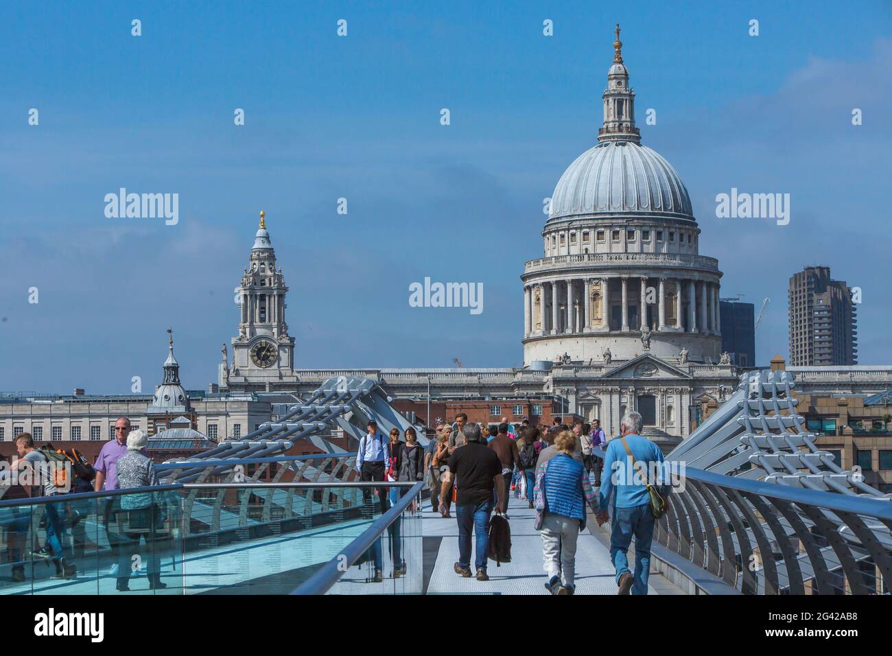 UNITED KINGDOM. ENGLAND. LONDON. THE THAMES. THE MILLENNIUM BRIDGE, PEDESTRIAN BRIDGE BUILT BY NORMAN FOSTER IN 2000 , LINKS THE TATE MODERN AND ST. P Stock Photo