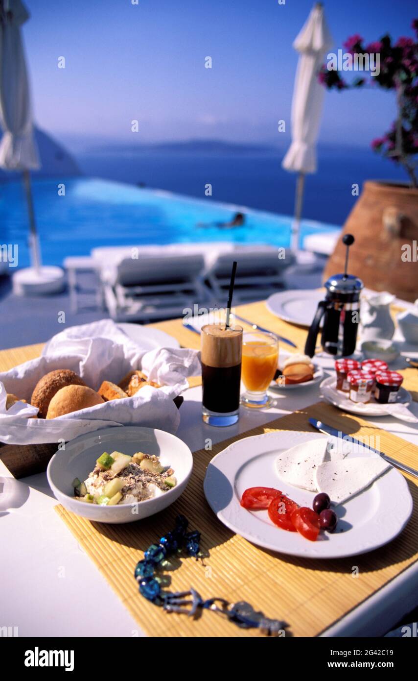 GREECE, CYCLADES ARCHIPELAGO, SANTORINI ISLAND. OIA VILLAGE. BREAKFAST