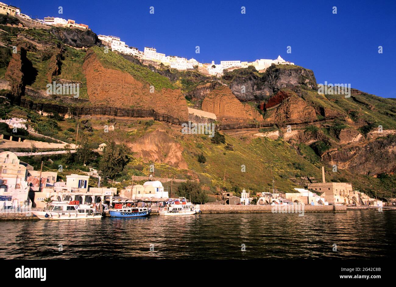 GREECE, CYCLADES ARCHIPELAGO, SANTORINI ISLAND. HARBOUR OF THIRA, THE