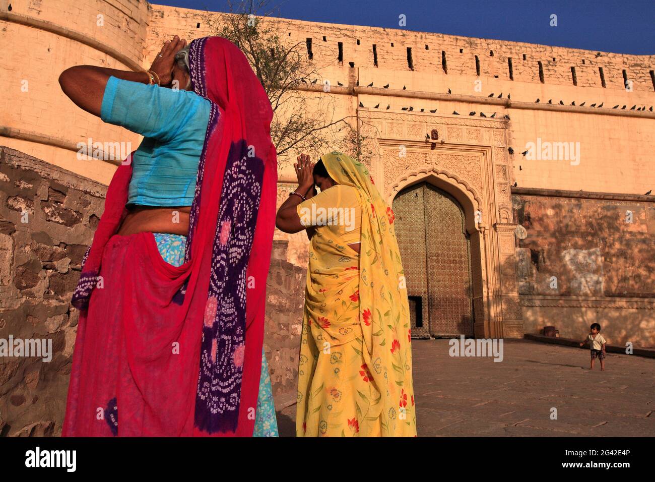 INDIA, RAJASTHAN, JODHPUR, WOMEN AT MEHRANGARH FORT Stock Photo - Alamy