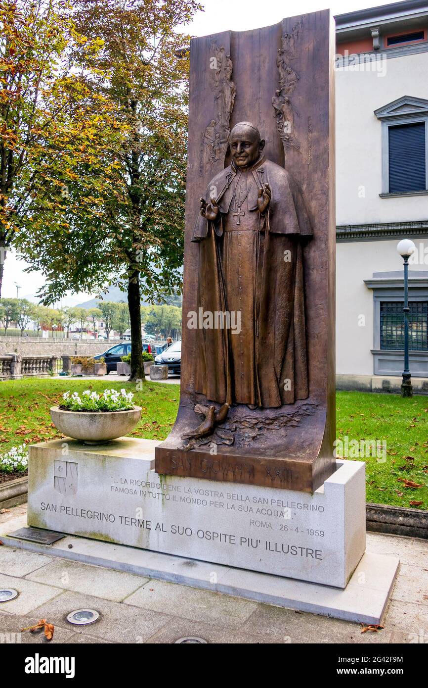 Bronze statue of Pope John XXIII, above the door of the Seminario Vescovile  Giovanni XXIII Roman Catholic religious seminary, Citta Alta, Bergamo,  Italy Stock Photo - Alamy