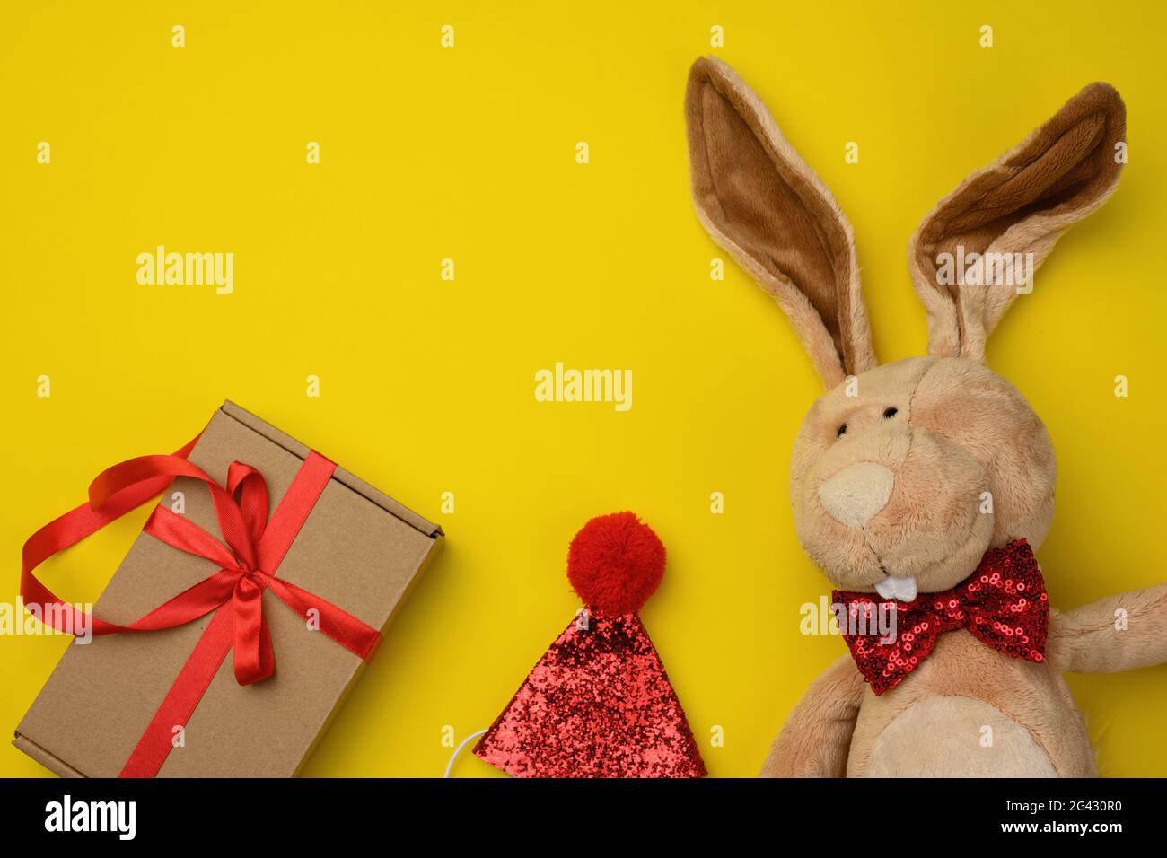 Yellow plush toy hi-res stock photography and images - Alamy