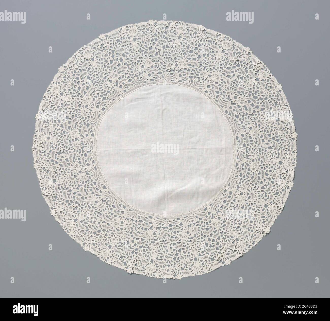 Round rug with a border in chosk side with horns of abundance. Round rug  with a natural linen middle piece, with a smoothly mounted rounded edge of  clamping, rosaline. Running pattern of