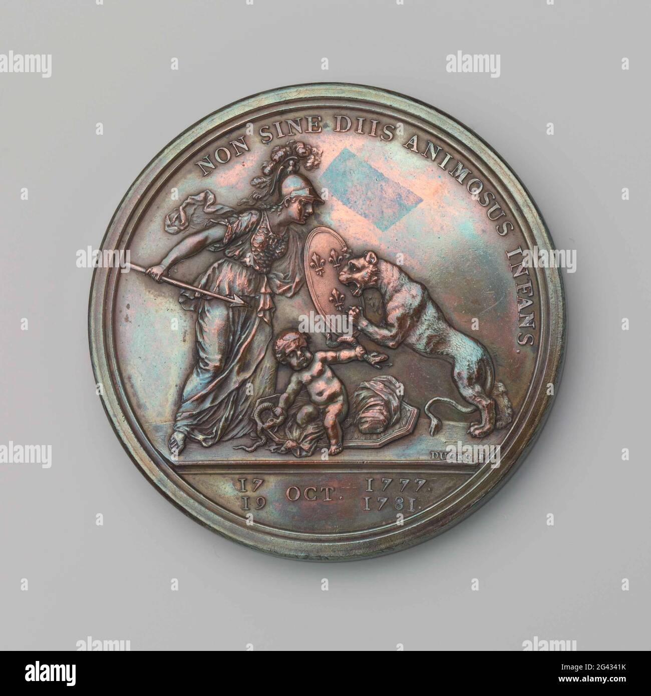 Libertas Americana: Independence of the United States of America. Bronze medal. Front: breastpiece woman, behind it freedom hat in lanning inscription. Downside: Herkules squeezed two snakes, while France, depicted as a covered woman with lance and lilie shield barrel of predator barrel in writing; Cut out: date Stock Photo