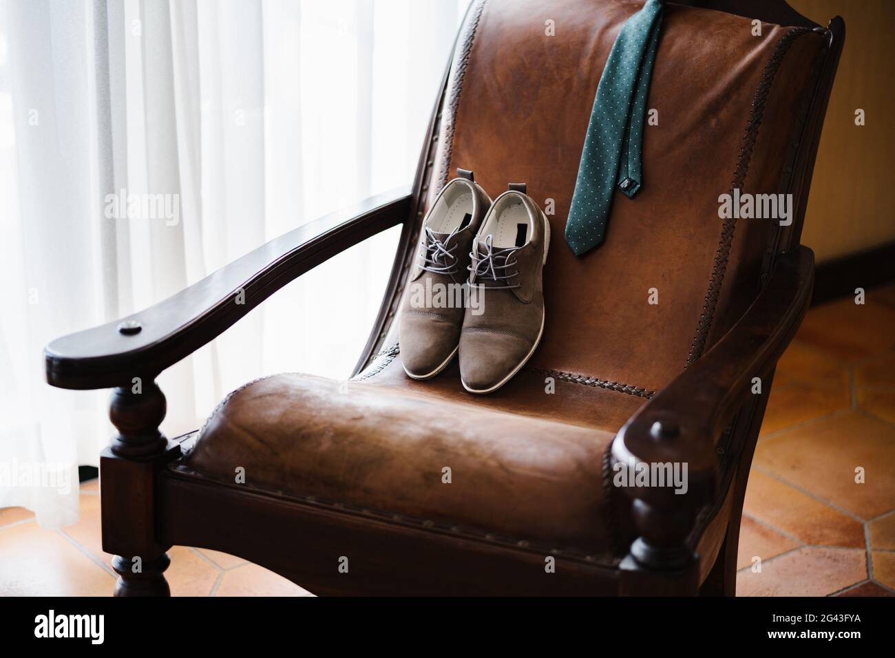 Man armchair tie hi res stock photography and images Alamy