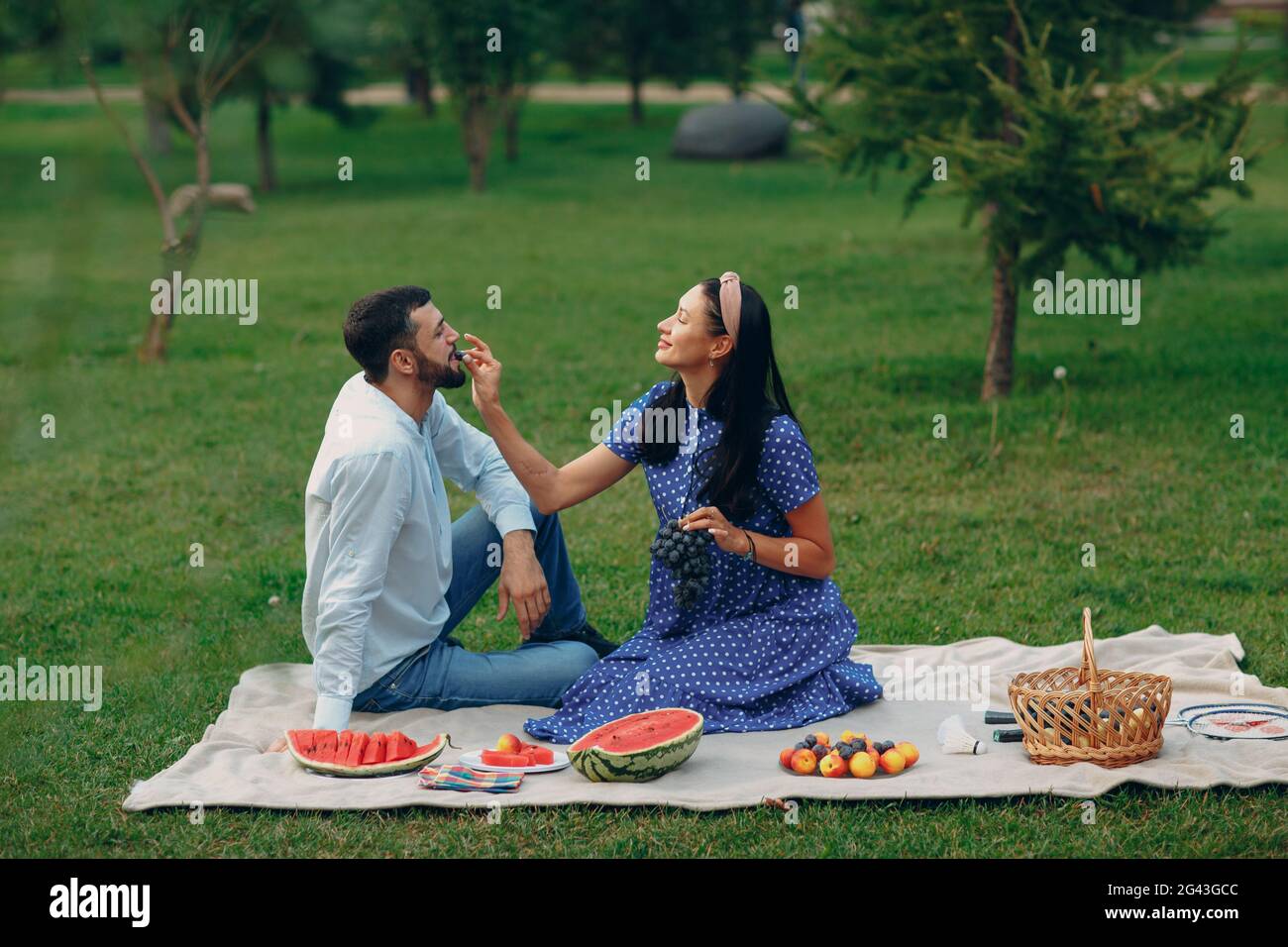 Picnic grass woman man hi-res stock photography and images - Alamy