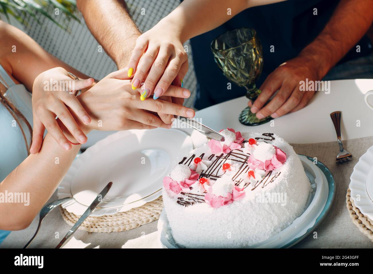 How to Cut Your Wedding Cake