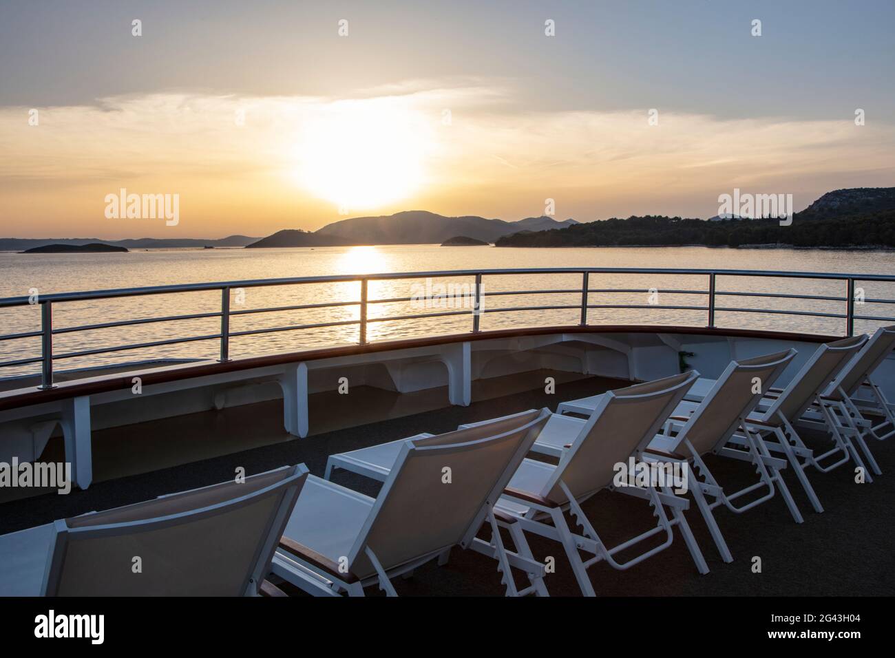 Sunbeds on cruise ship deck hi-res stock photography and images - Alamy
