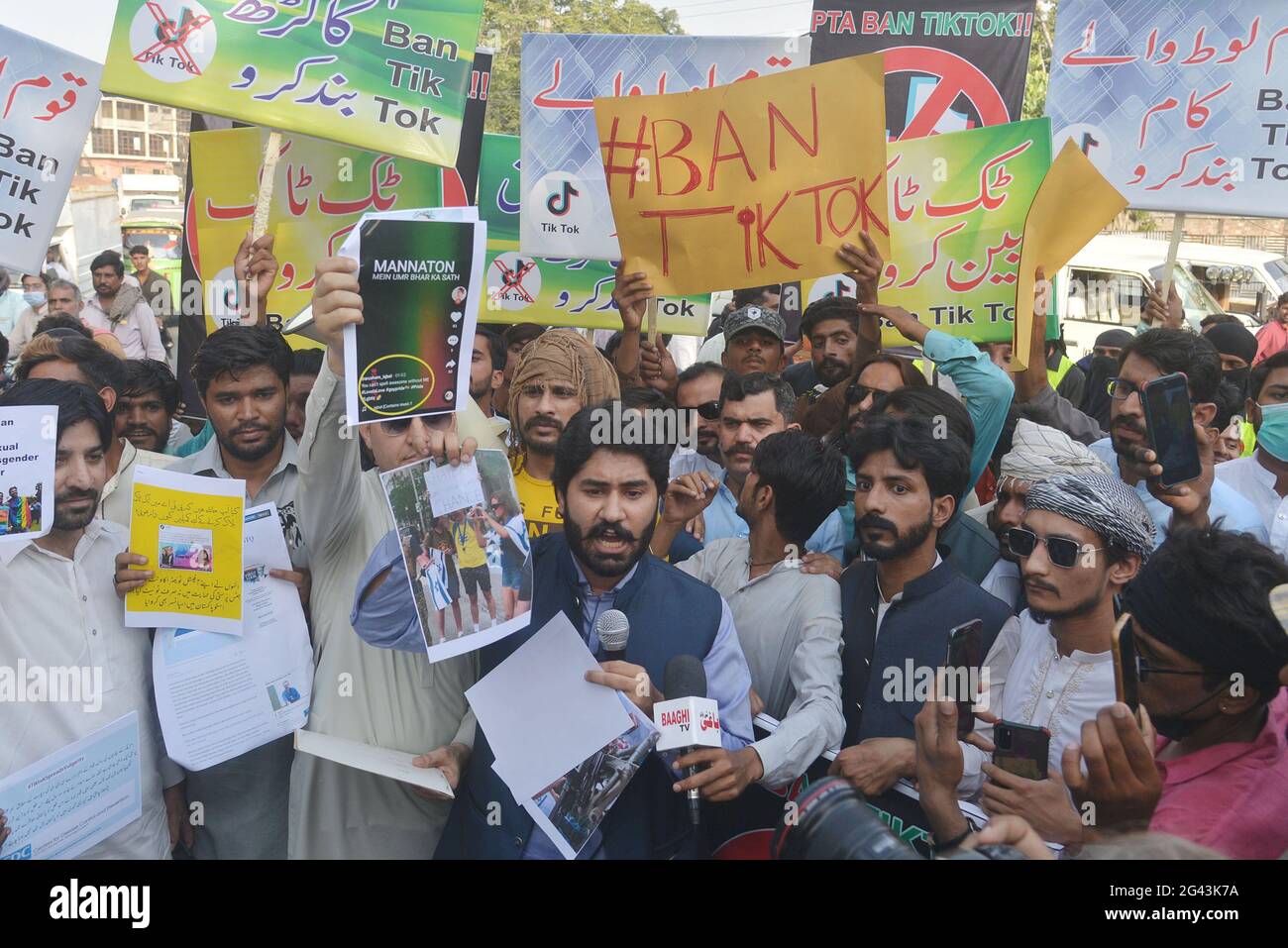 Lahore Pakistan 18th June 21 Pakistani Activists Of Jamhoori Watan Party Jwp Hold Placards And Shouting Slogans During Protest Against Social Media App Tiktok Outside Press Club In Provincial Capital In Lahore Lahore Pakistan 18th June 21 Pakistani Activists Of Jamhoori Watan Party Jwp Hold Placards And Shouting Slogans During Protest Against Social Media App Tiktok Outside Press Club In Provincial Capital In Lahore