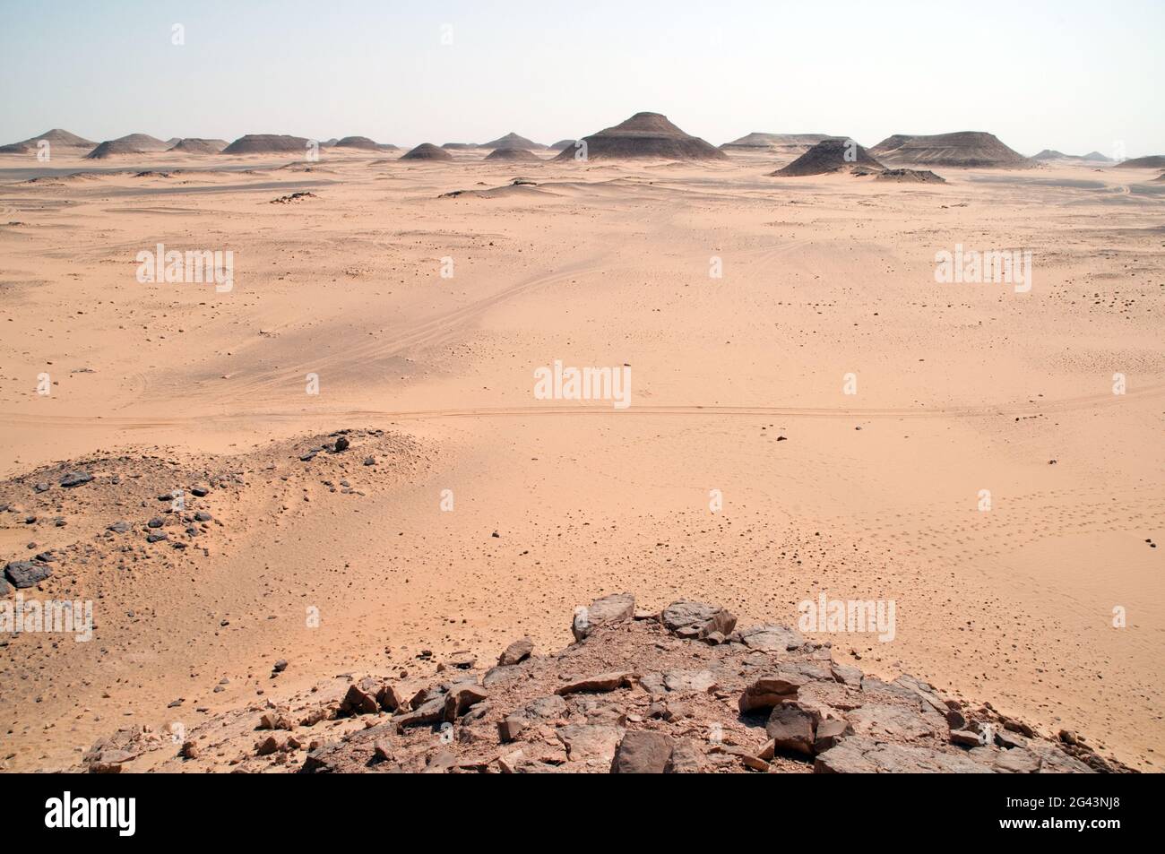 The view of basalt and sandstone rock formations seen from the Water Mountain of Djedefre, in the Western Desert Sahara region of Egypt. Stock Photo