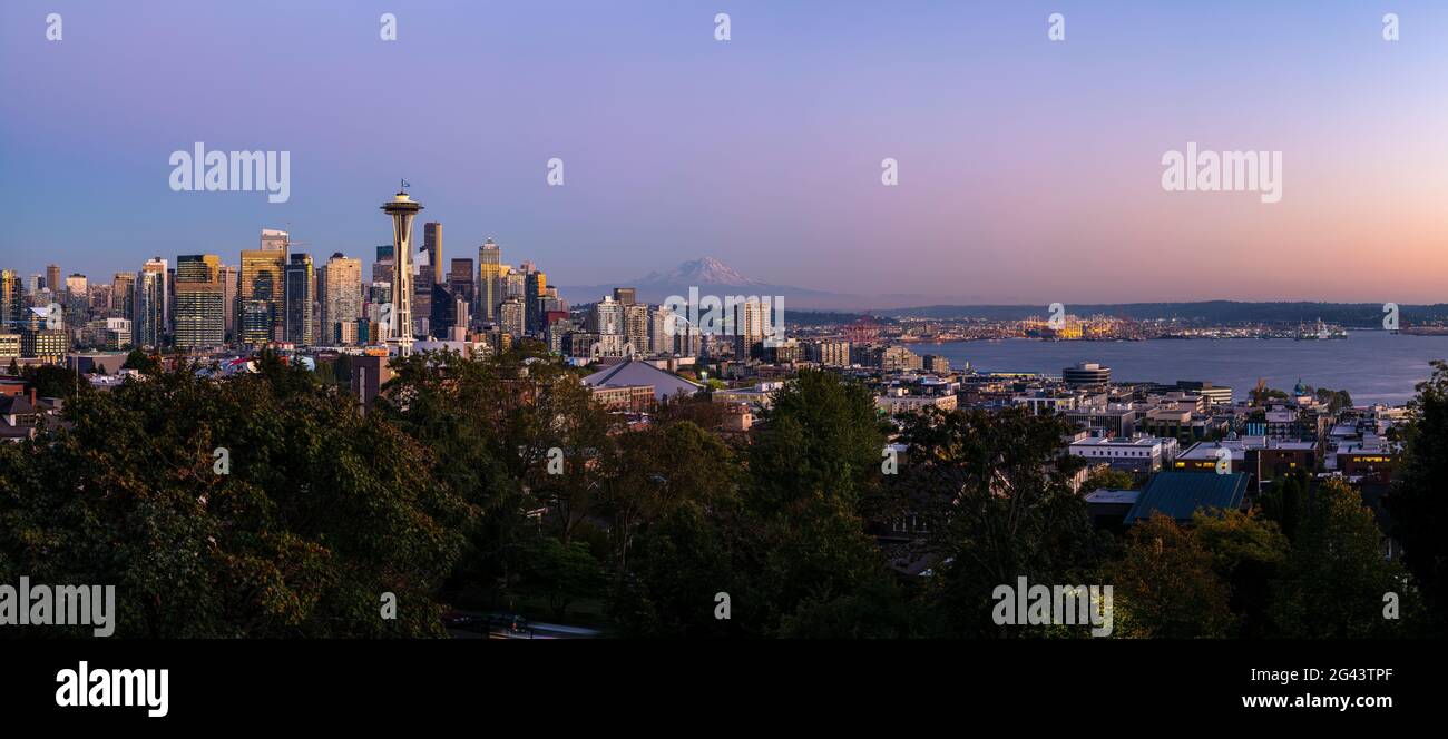 Seattle skyline with Mt. Rainier in background, Washington, USA Stock Photo