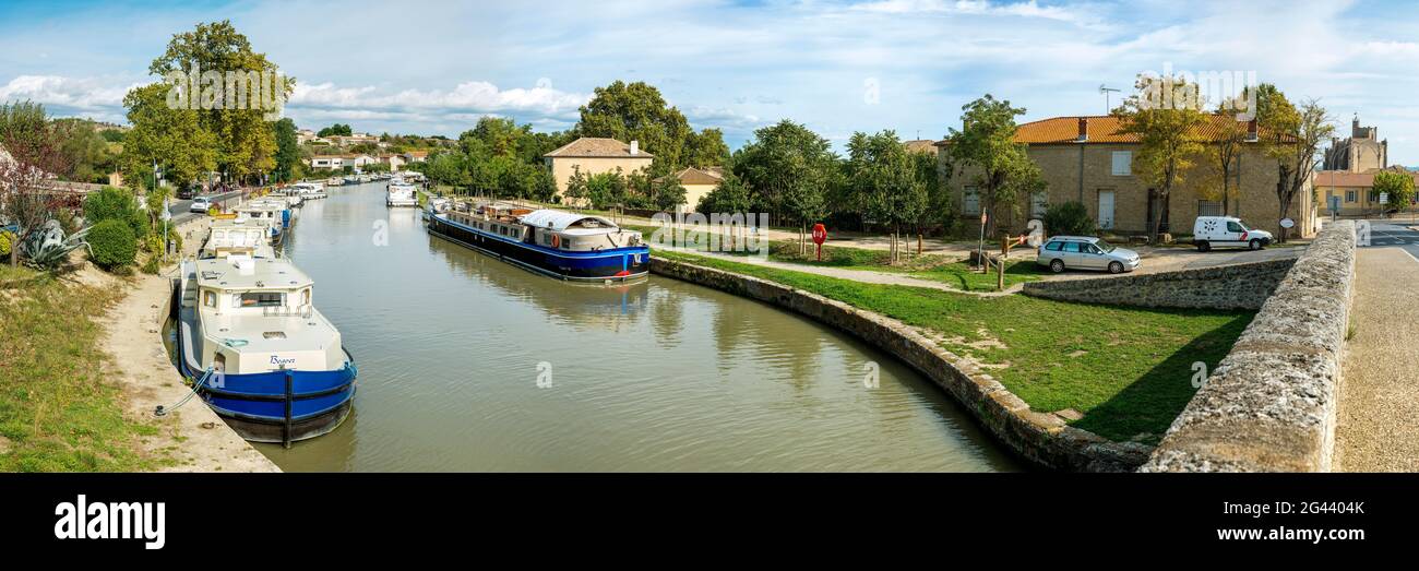 Canal with boats through Capestang and Saint-Ettiene, Occitanie, France Stock Photo