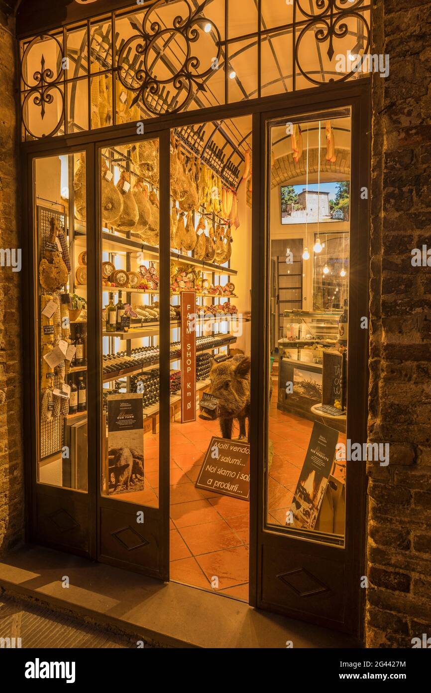 Italian Small Store Small grocery store in San Gimignano, Province of Siena, Tuscany, Italy ...