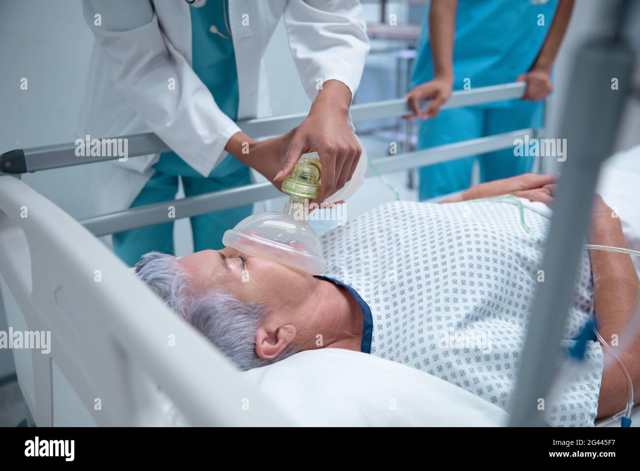 Elderly woman oxygen mask in hi-res stock photography and images - Alamy