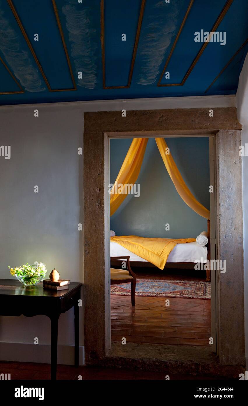 Peek into a room hi-res stock photography and images - Alamy