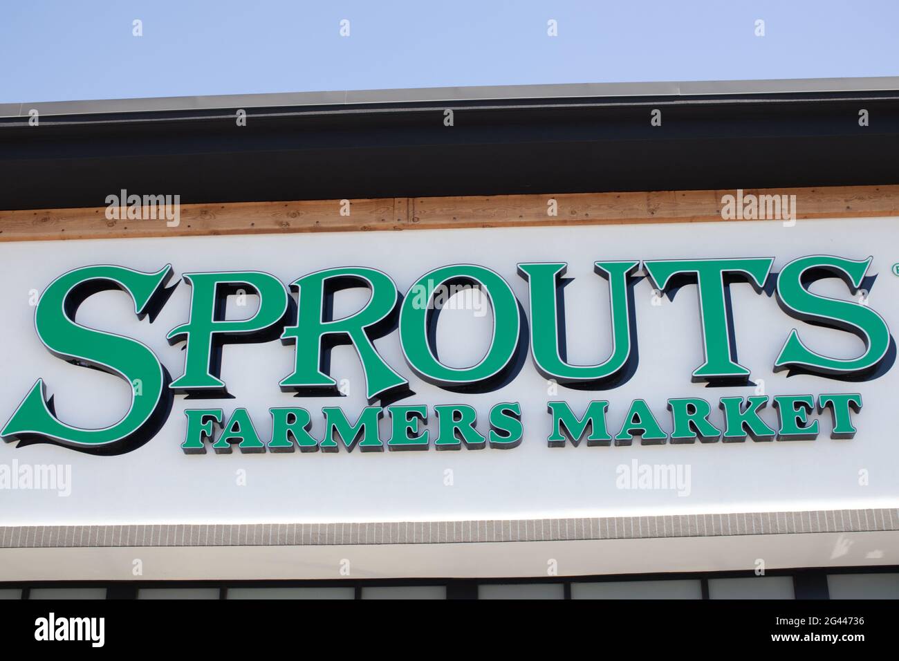 Augusta, Ga USA 03 04 21 Sprouts grocery retail store sign and sky in green Stock Photo Alamy