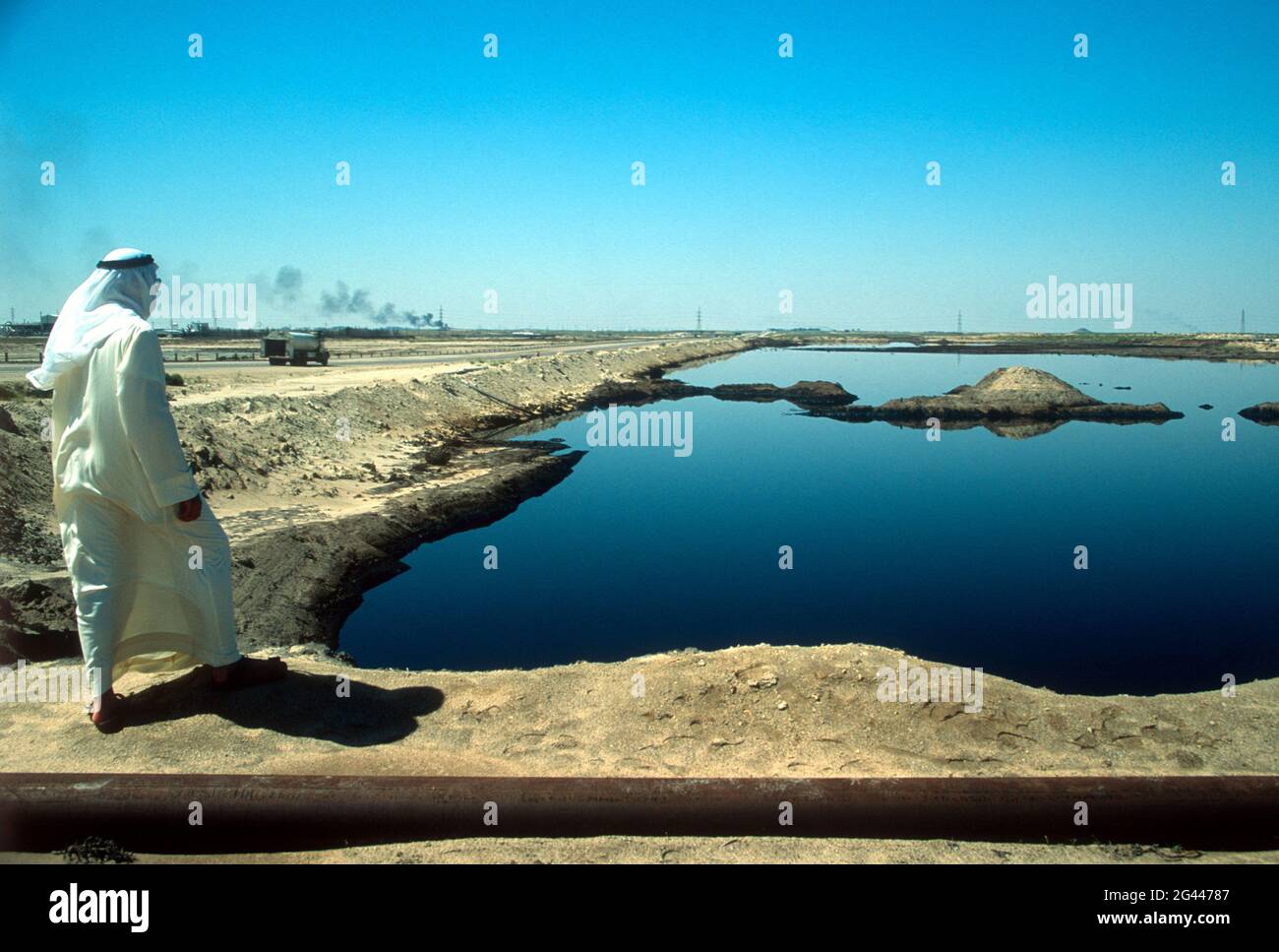 Iraqi invasion of Kuwait 1990, lake of oil, Burgan oil-field Stock Photo