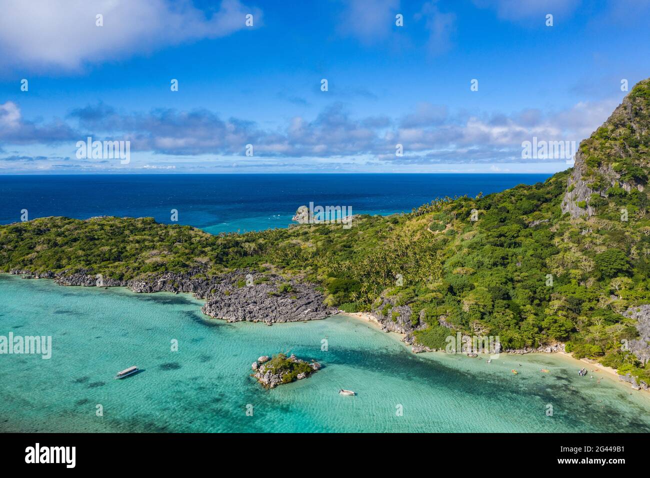 Aerial view of passengers of the cruise ship MV Reef Endeavor (Captain