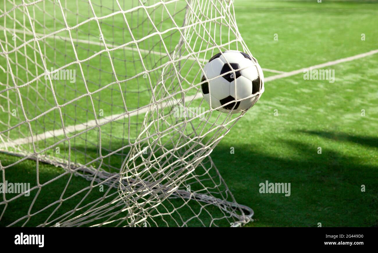 Scoring a goal soccer hi-res stock photography and images - Alamy