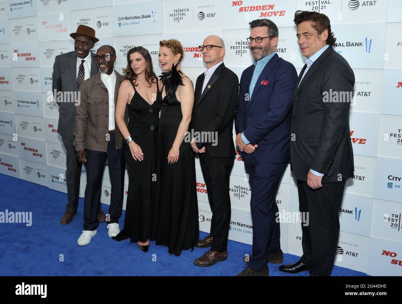 L R Bill Duke Don Cheadle Julia Fox Amy Seimetz Steven Soderbergh Jon Hamm And Benecio Del Toro Attend The World Premiere Of No Sudden Move At The Tribeca Festival 2021 At The