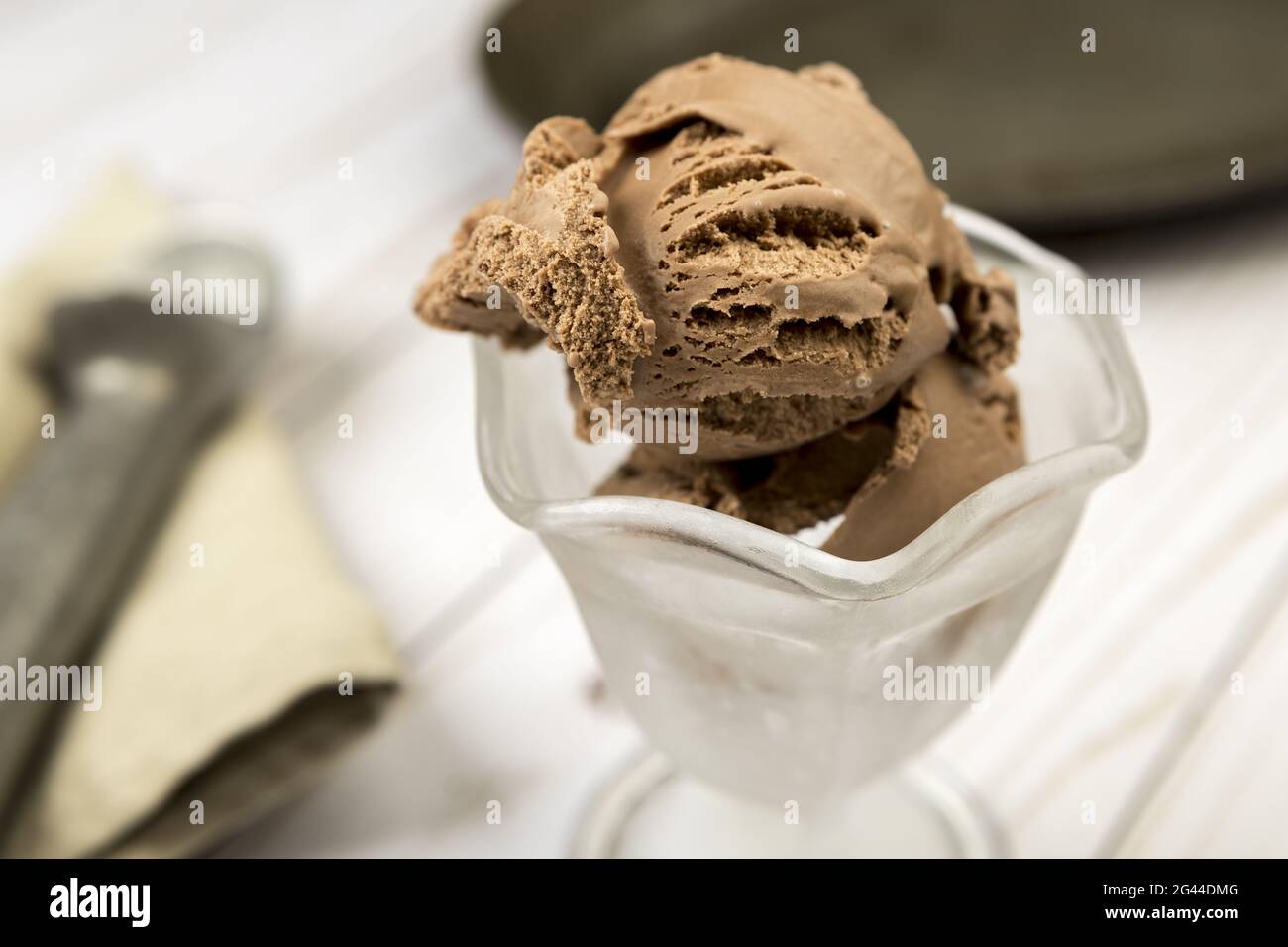 https://c8.alamy.com/comp/2G44DMG/chocolate-ice-cream-in-a-glass-dish-2G44DMG.jpg