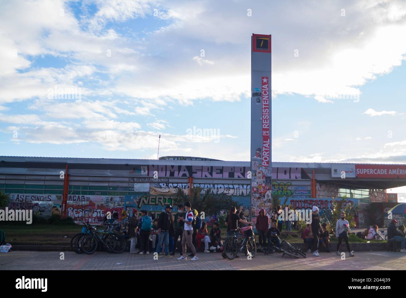 Bogota, Colombia. 17th June, 2021. A general view of the Transmilenio bus hub Portal de las Americas so-called 'Portal Resistencia' by demonstrators as cultural acts and demonstrations escalated later in the night to clashes betweem demonstrators and Colombia's riot police (ESMAD) admist anti-government protest against president Ivan Duque, on June 17, 2021 in Bogota, Colombia. Credit: Long Visual Press/Alamy Live News Stock Photo