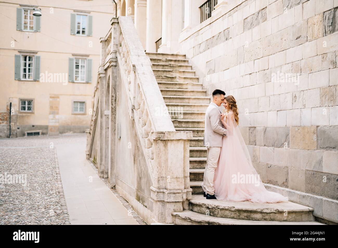 Newlyweds stand hi-res stock photography and images - Alamy