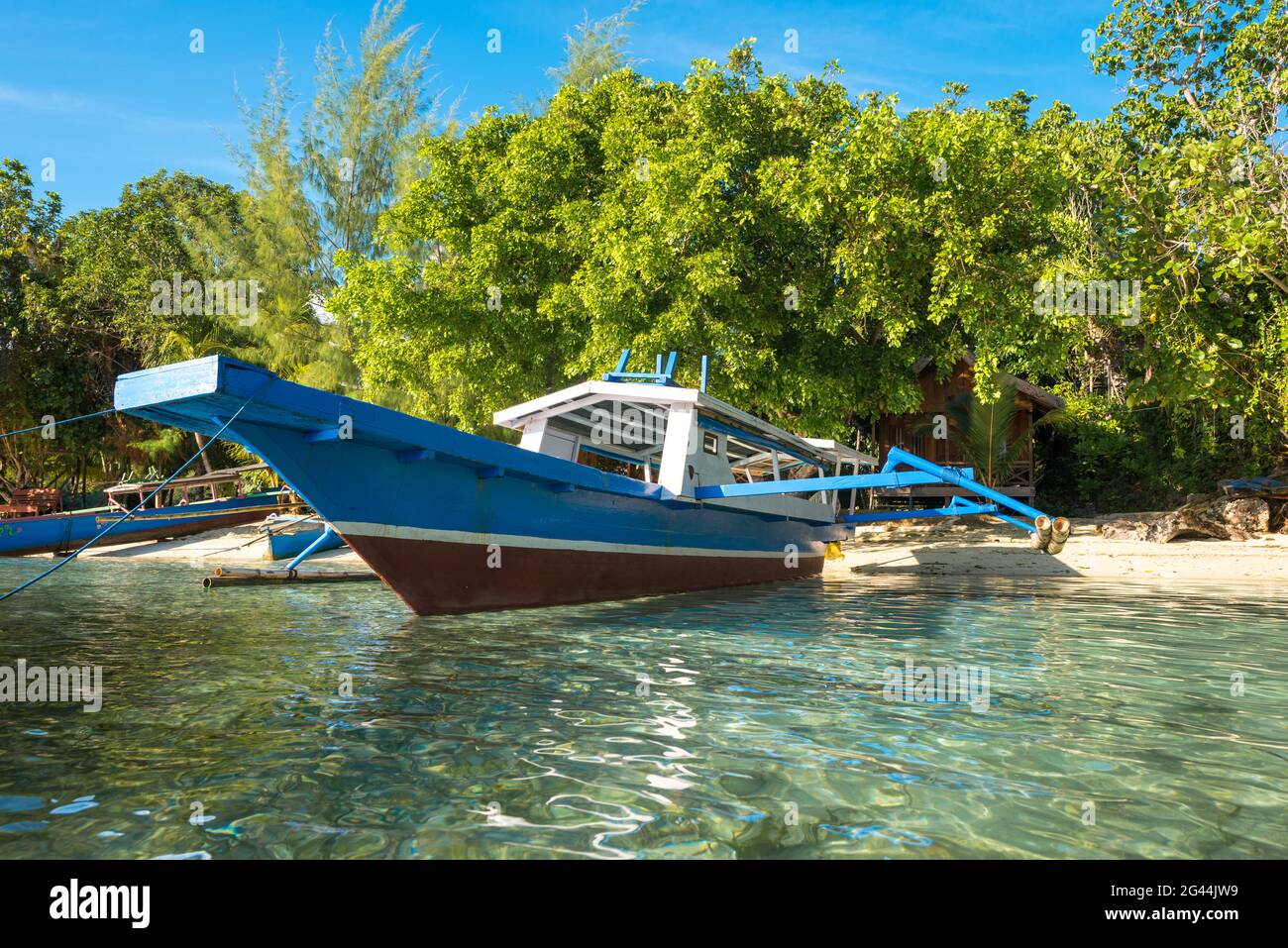 Boats on the beach of the small island of Poyalisa which is part of the Togian archipelago, Sulawesi Stock Photo