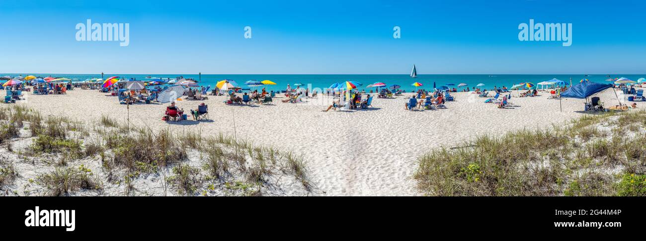 Crowd of tourists on North Jetty Beach, Gulf of Mexico, Nokomis, Florida, USA Stock Photo