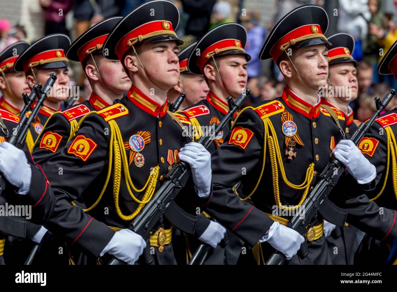 Russia, Vladivostok, 05/09/2018. Graduates of Suvorov Military School in dress uniform with machine guns on parade on annual Vic Stock Photo