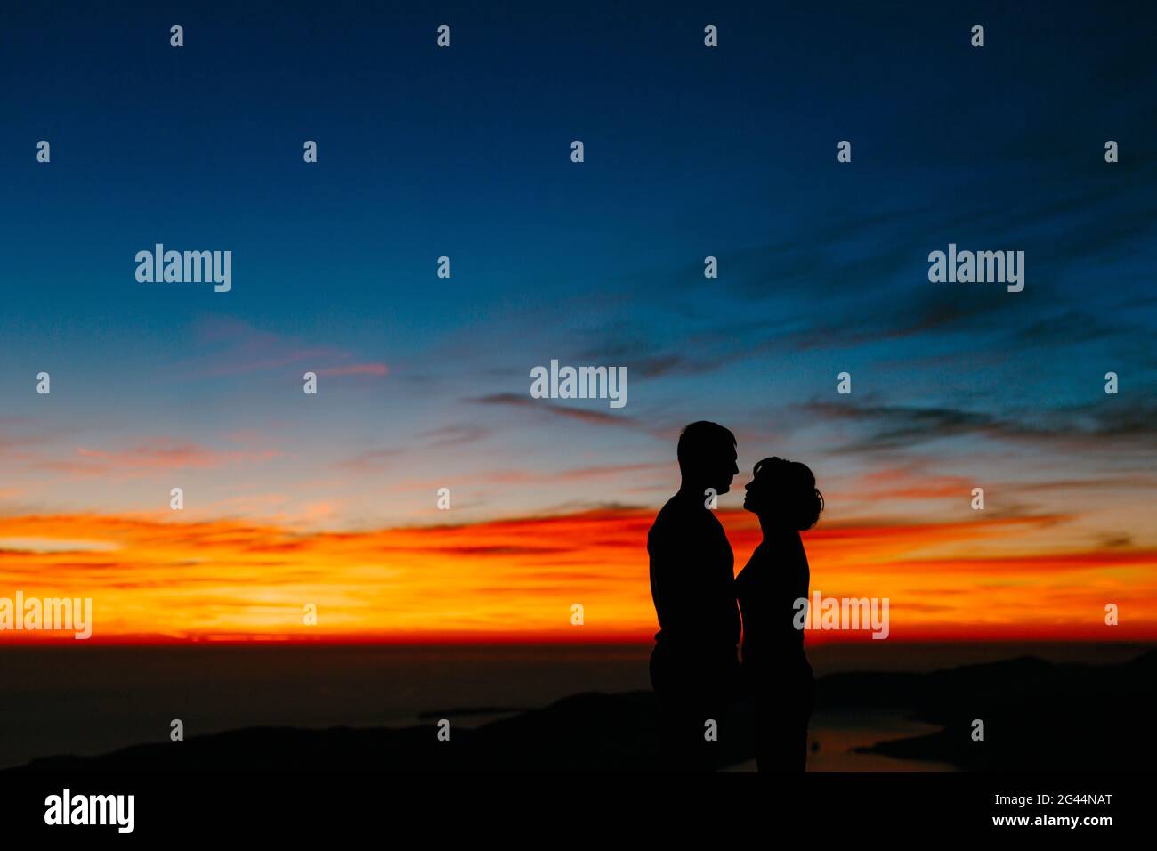 Couple holding hands sunset silhouette hi-res stock photography and ...