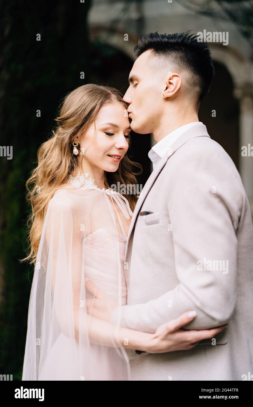 Groom kisses forehead smiling hi-res stock photography and images - Alamy