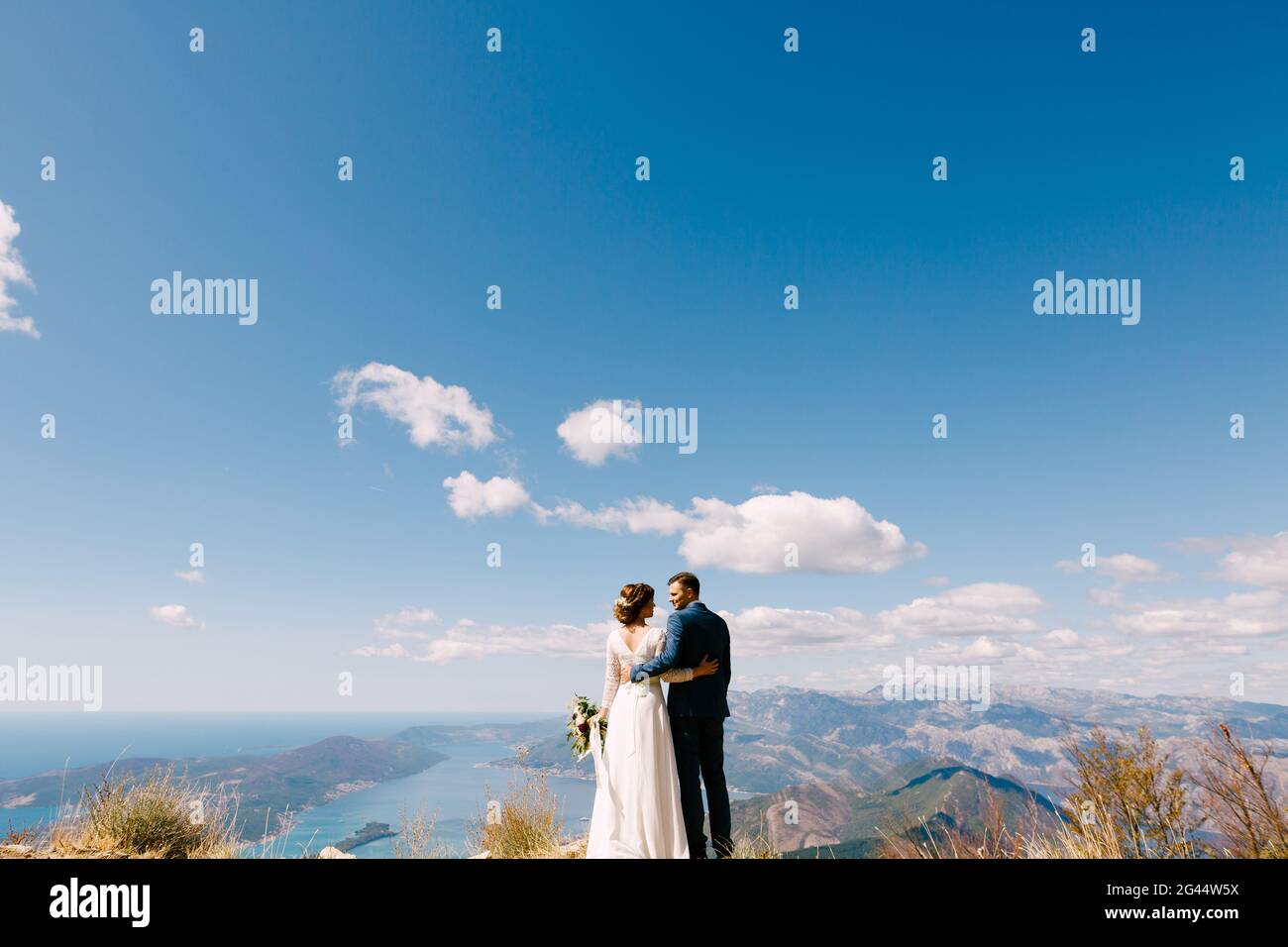 Family hugging backs hi-res stock photography and images - Alamy