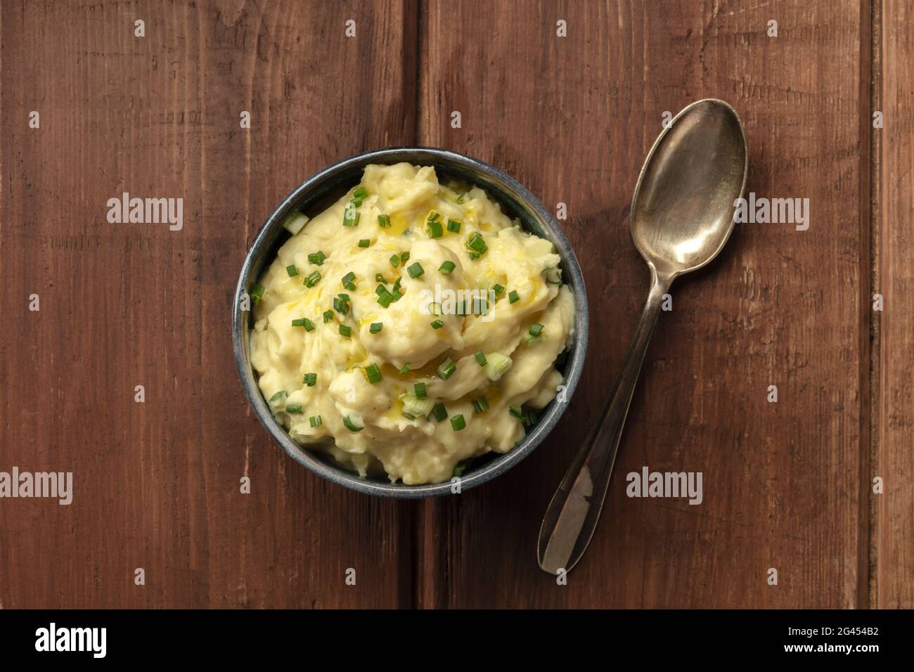 Pomme puree, a photo of a bowl of mashed potatoes with herbs, shot from the top Stock Photo